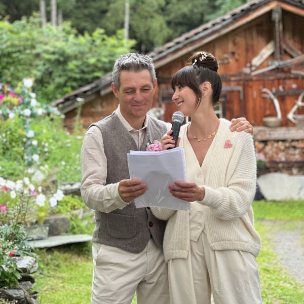 Lucie et Sébastien partageant leur discours lors de leur cérémonie à Chamonix, entourés par la beauté des Alpes.