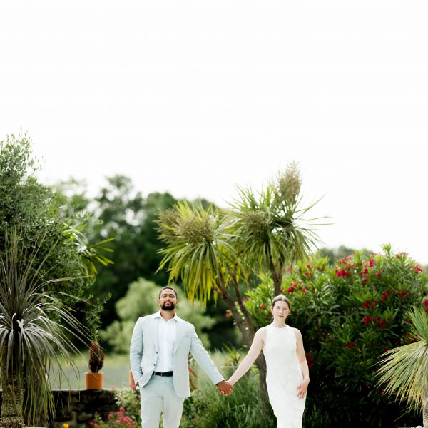 Un moment magique lors d'un mariage en plein air, sous le soleil de Provence