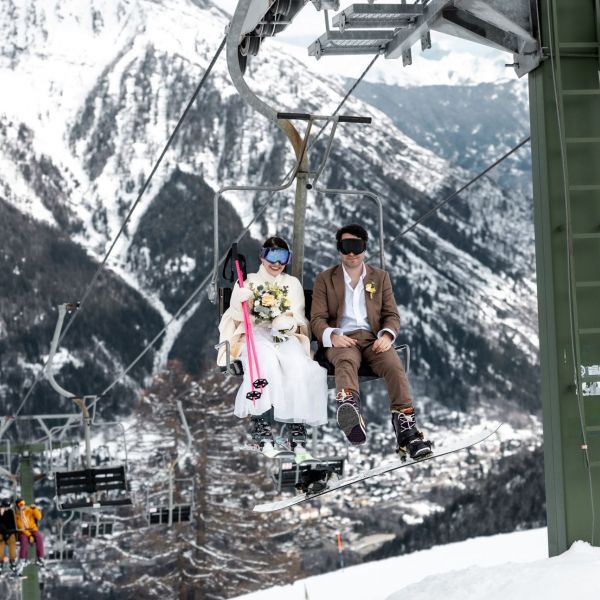 les mariés sur le télésiège