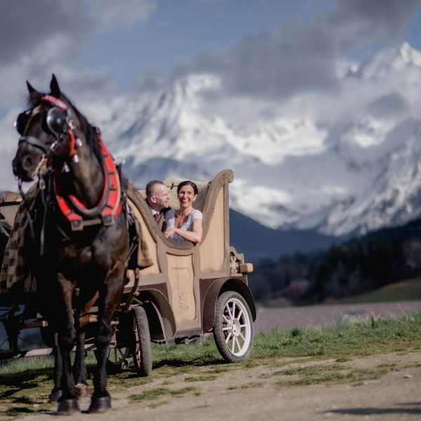 Arrivée des mariés en calèche