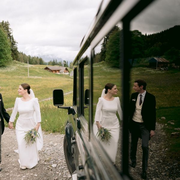 Photo de couple au milieu des prairies megevanne