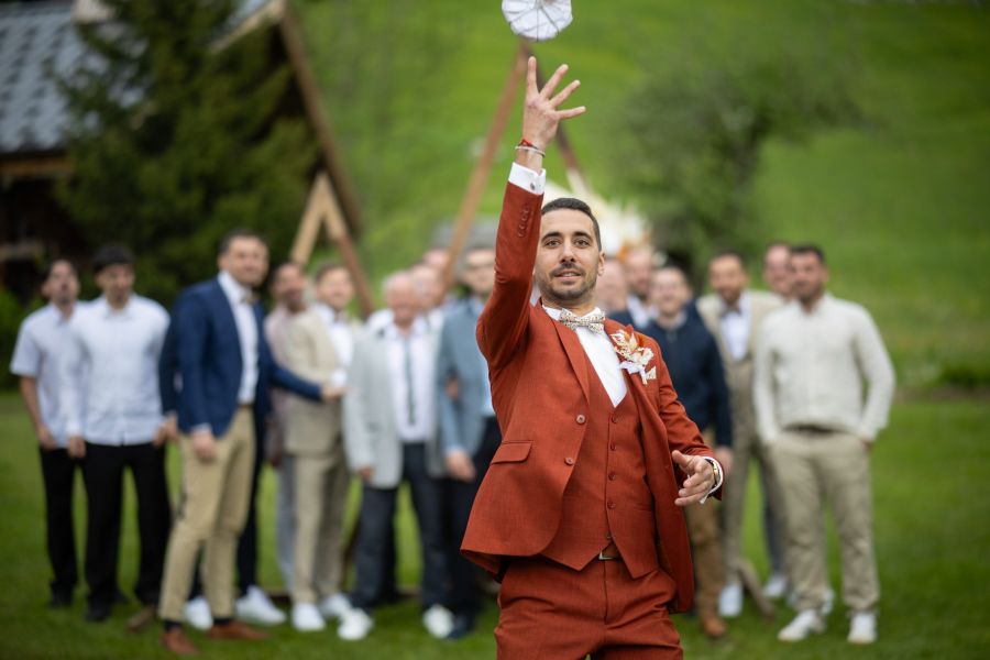 Moment original et convivial : lancer de reblochon pendant le mariage montagnard de Sarah et Arnaud à La Giettaz, le 1er juin 2024.