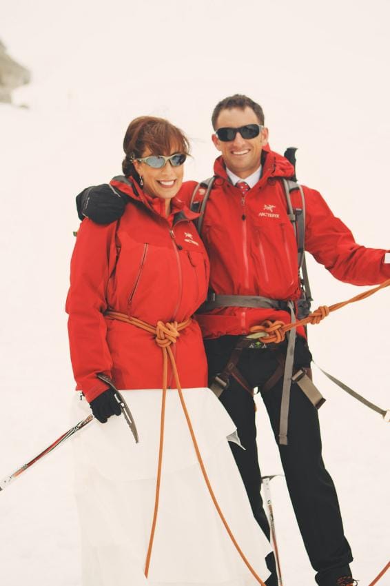Jess et Pete ont célébré leur mariage sur un glacier, une expérience inoubliable au cœur des montagnes. Jess et Pete ont célébré leur mariage sur un glacier, une expérience inoubliable au cœur des montagnes