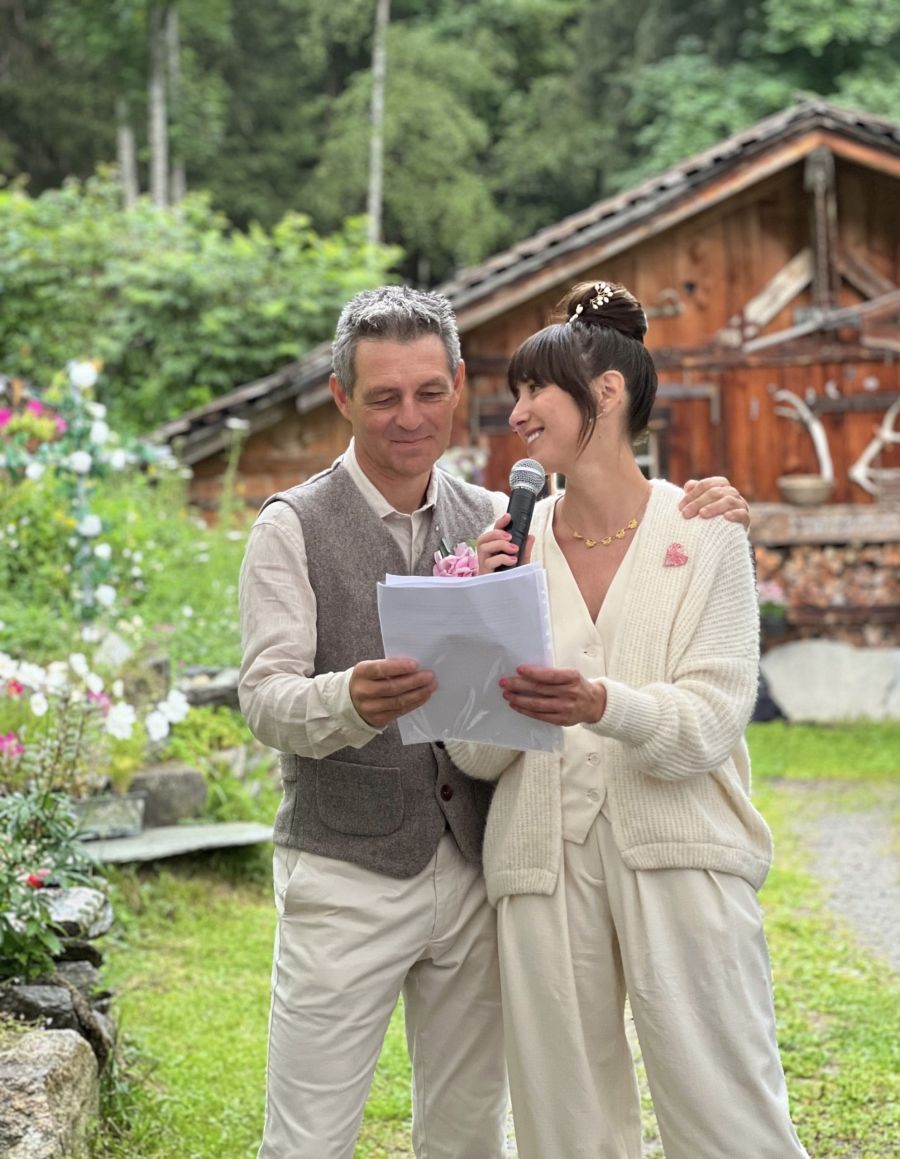 Le 6 juillet 2024, Lucie et Sébastien se sont unis à Chamonix dans une cérémonie intime au cœur des montagnes. Entourés de leurs proches, ils se sont unis dans un cadre magnifique. Lucie et Sébastien partageant leur discours lors de leur cérémonie à Chamonix, entourés par la beauté des Alpes.