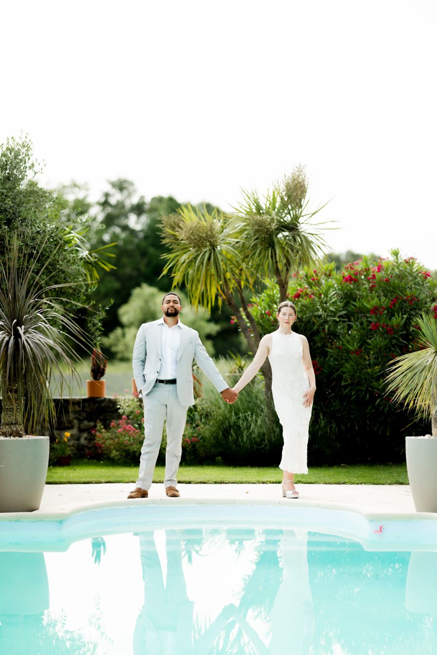 Un moment magique lors d'un mariage en plein air, sous le soleil de Provence Un moment magique lors d'un mariage en plein air, sous le soleil de Provence