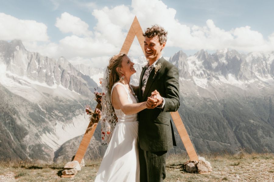 Photo de couple avec le massif du Mont Blanc en arrière plan