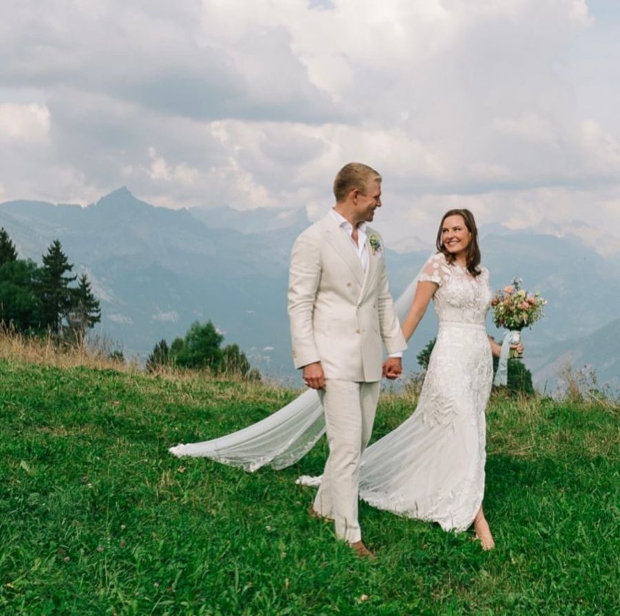 L'amour au sommet, entouré par la beauté sauvage des prairies de Megève. Un mariage inoubliable, entre nature et élégance alpine. L'amour au sommet, entouré par la beauté sauvage des prairies de Megève. Un mariage inoubliable, entre nature et élégance alpine.