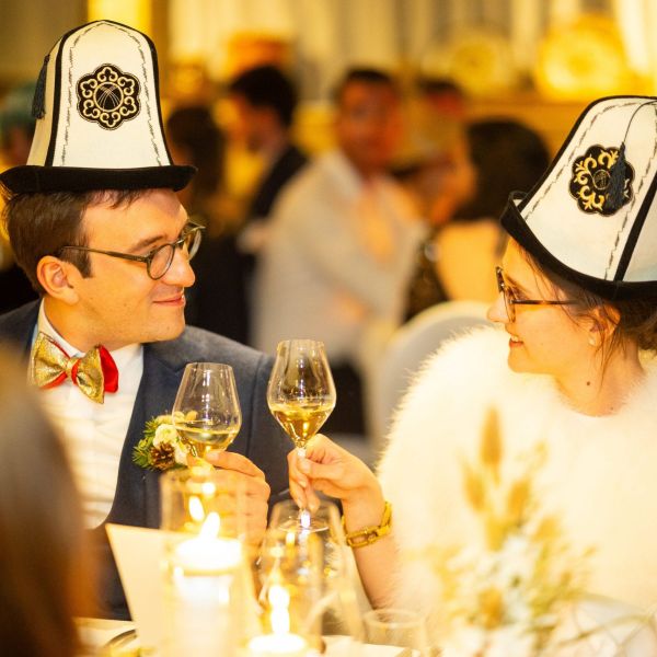 Un mariage unique avec des touches multiculturelles et des sourires complices
